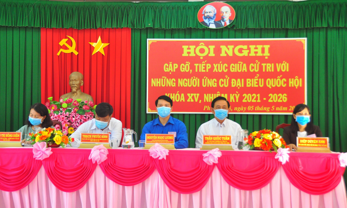 5 ứng cử viên Đại biểu Quốc hội khóa XV tỉnh Trà Vinh, đơn vị số 1 tiếp xúc cử tri tại huyện Cầu Kè. Ảnh: Hòa Hội 5 ứng cử viên Đại biểu Quốc hội khóa XV tỉnh Trà Vinh, đơn vị số 1 tiếp xúc cử tri tại huyện Cầu Kè. Ảnh: Hòa Hội