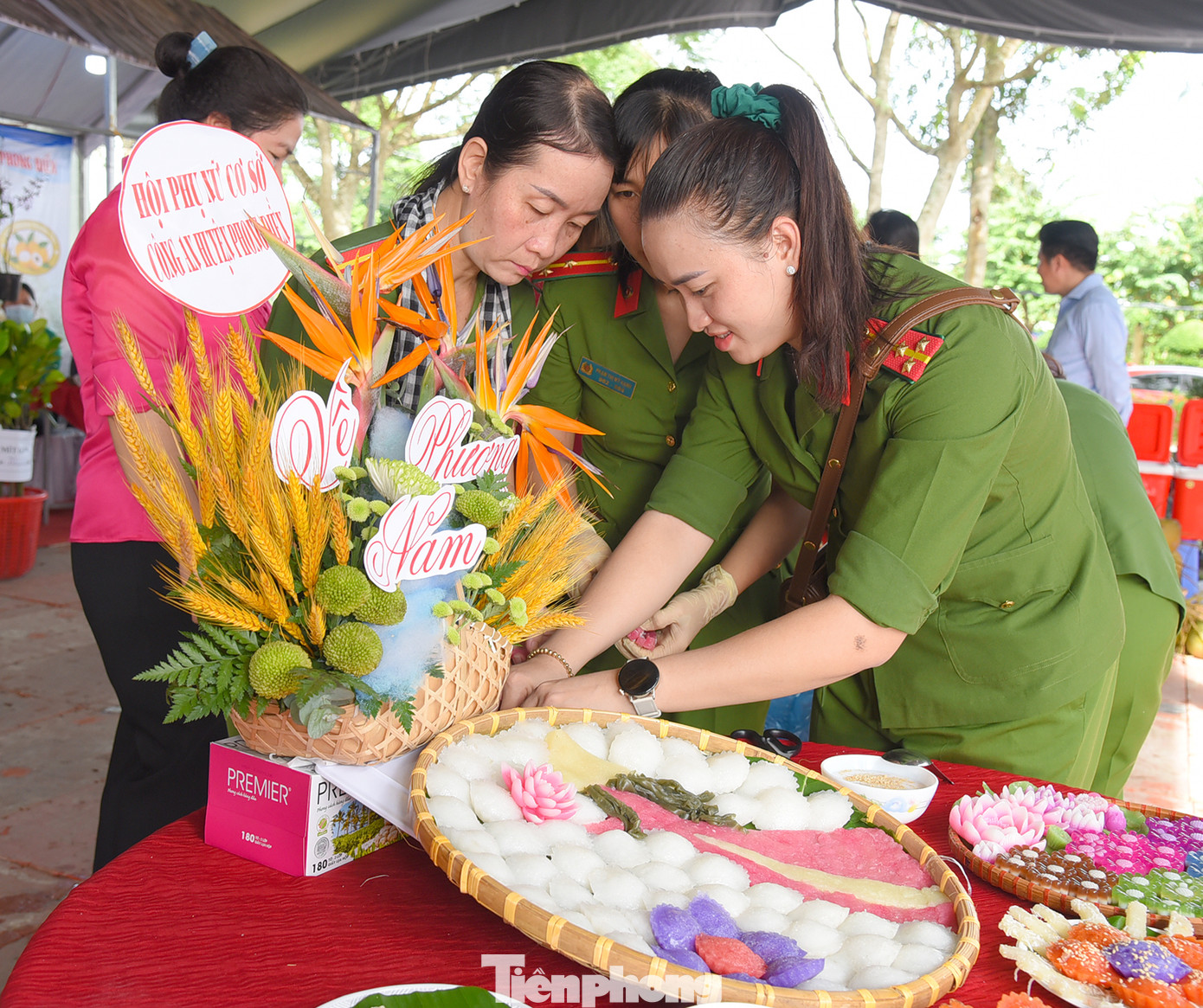 Phụ nữ công an tham gia cắm hoa, trang trí bánh dân gian. Ảnh: Hòa Hội. Phụ nữ công an tham gia cắm hoa, trang trí bánh dân gian. Ảnh: Hòa Hội.