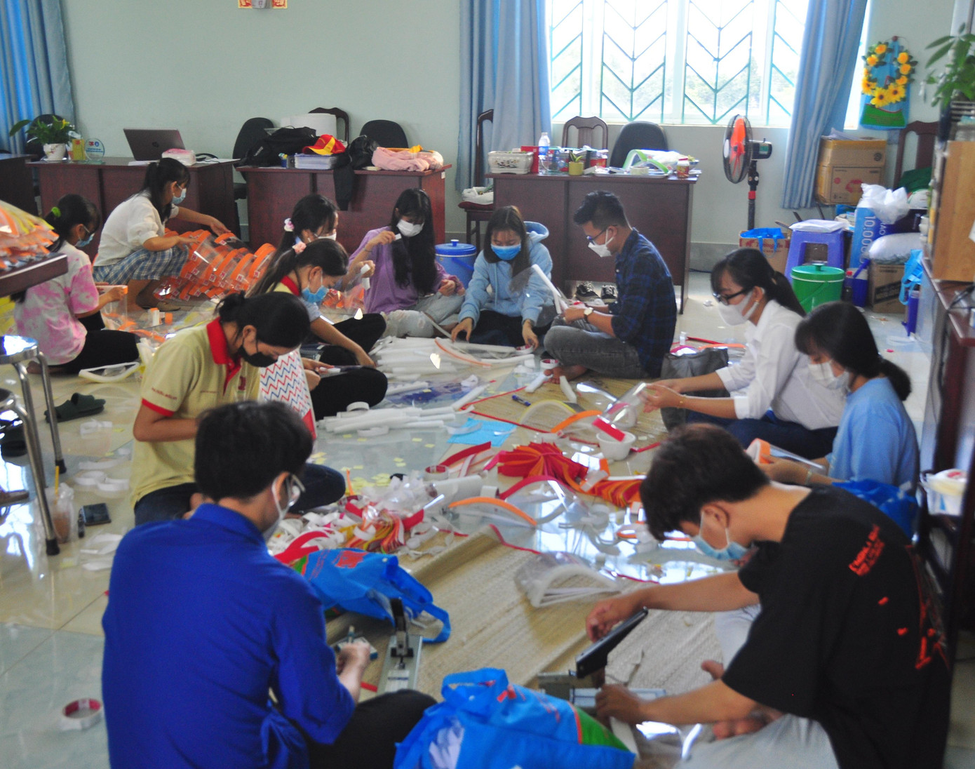 Trước đó, Đoàn trường ĐH Nam Cần Thơ cũng đã trao tặng 300 chai nước sát khuẩn cho các chốt kiểm soát phòng dịch, do thầy cô của trường pha chế. Đồng thời, trong đợt bầu cử đại biểu Quốc hội và HĐND các cấp vừa qua, trường cũng đã hỗ trợ 300 mũ chống giọt bắn cho các tổ bầu cử làm nhiệm vụ.