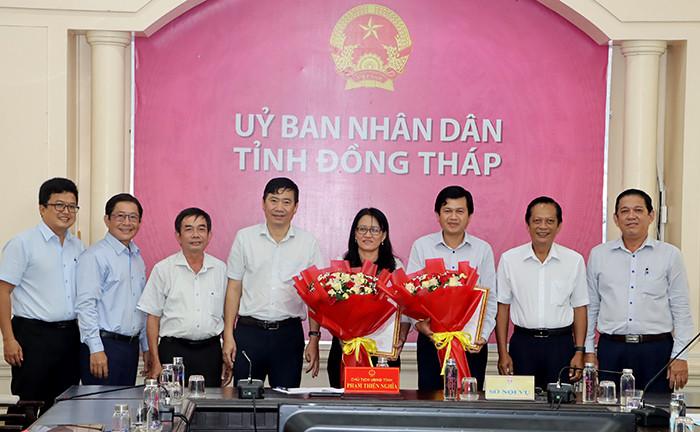 Ông Phạm Thiện Nghĩa trao quyết định cho ông Nguyễn Công Minh và bà Nguyễn Lâm Thanh Thủy. Ảnh: V. Tiến