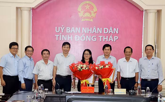 Ông Phạm Thiện Nghĩa trao quyết định cho ông Nguyễn Công Minh và bà Nguyễn Lâm Thanh Thủy. Ảnh: V. Tiến Ông Phạm Thiện Nghĩa trao quyết định cho ông Nguyễn Công Minh và bà Nguyễn Lâm Thanh Thủy. Ảnh: V. Tiến