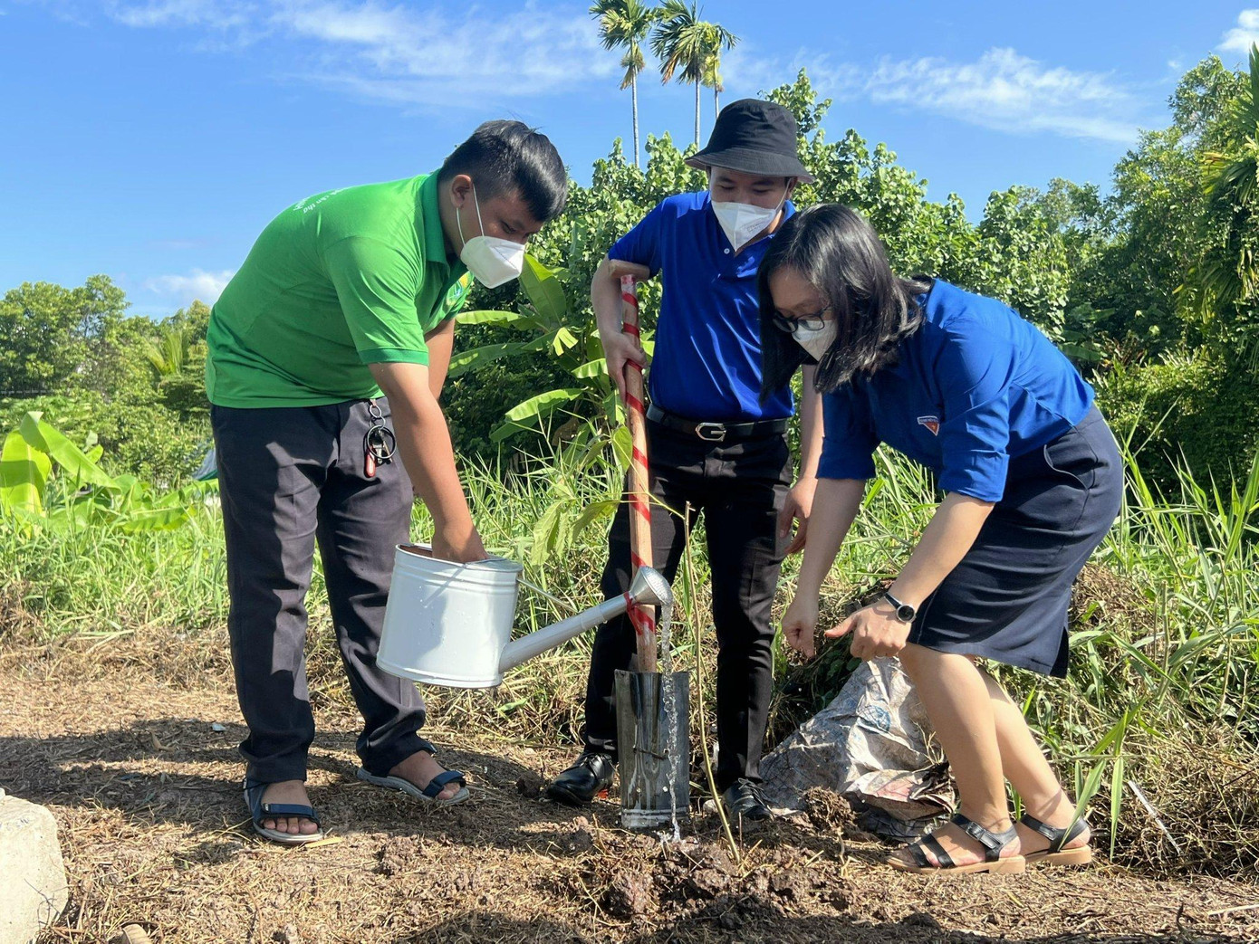 Các bạn trẻ góp phần xây dựng nông thôn mới tại TP Cần Thơ. - Ảnh: TĐ CT
