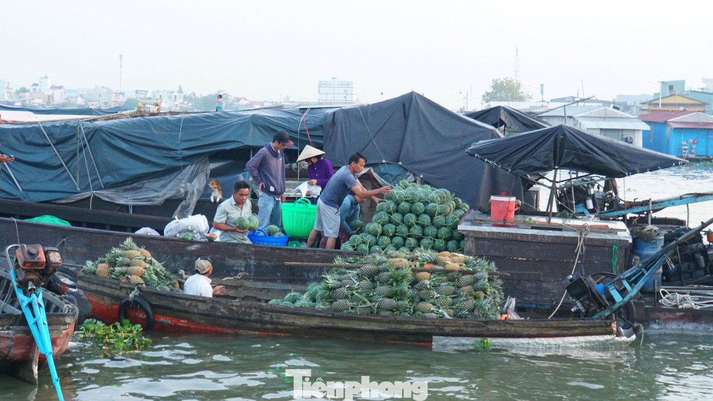 Người dân mua bán tại chợ nổi Cái Răng dù không còn đông như trước. Ảnh: Hòa Hội. Người dân mua bán tại chợ nổi Cái Răng dù không còn đông như trước. Ảnh: Hòa Hội.