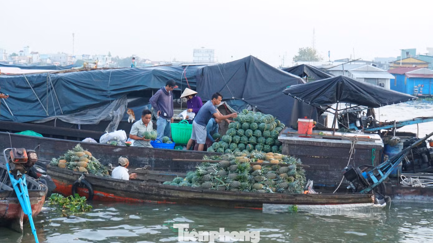 Người dân mua bán tại chợ nổi Cái Răng dù không còn đông như trước. Ảnh: Hòa Hội.