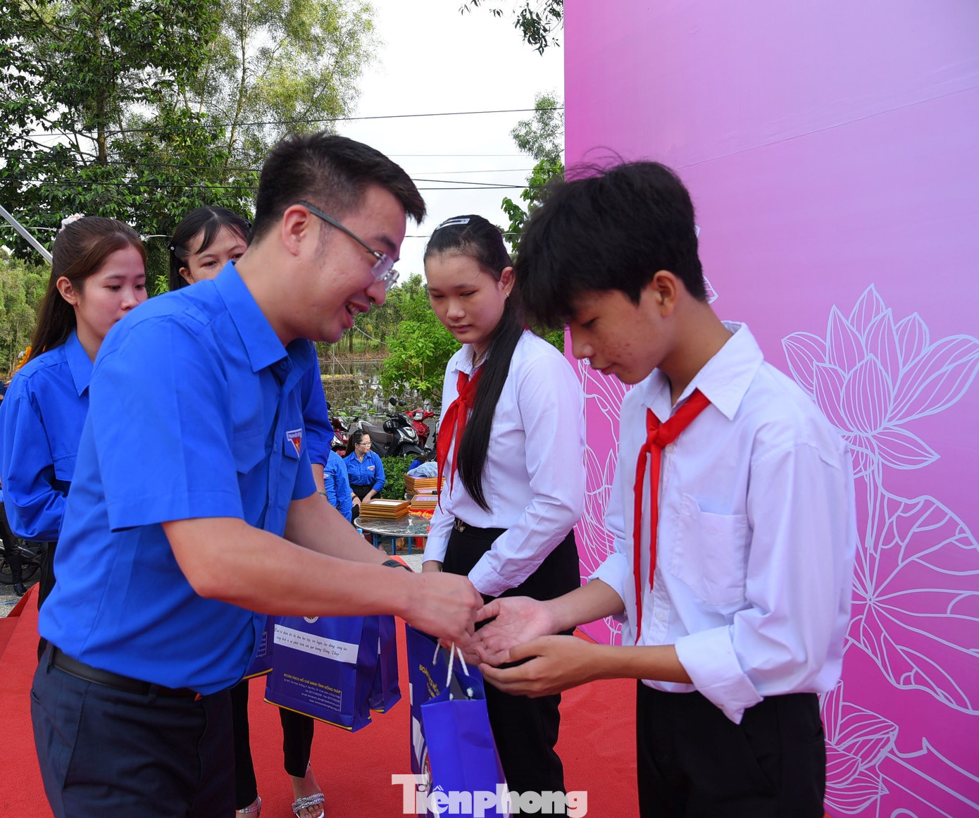 Anh Nguyễn Tường Lâm – Bí thư Trung ương Đoàn, Phó Chủ nhiệm Thường trực Ủy ban Quốc gia về thanh niên Việt Nam tặng quà cho học sinh tại Đồng Tháp. Ảnh: Hòa Hội