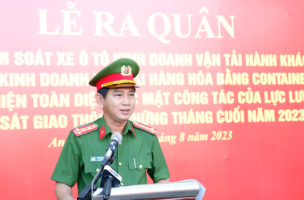 Đại tá Trần Văn Cung, Phó Giám đốc Công an tỉnh An Giang phát biểu tại buổi lễ. Đại tá Trần Văn Cung, Phó Giám đốc Công an tỉnh An Giang phát biểu tại buổi lễ.