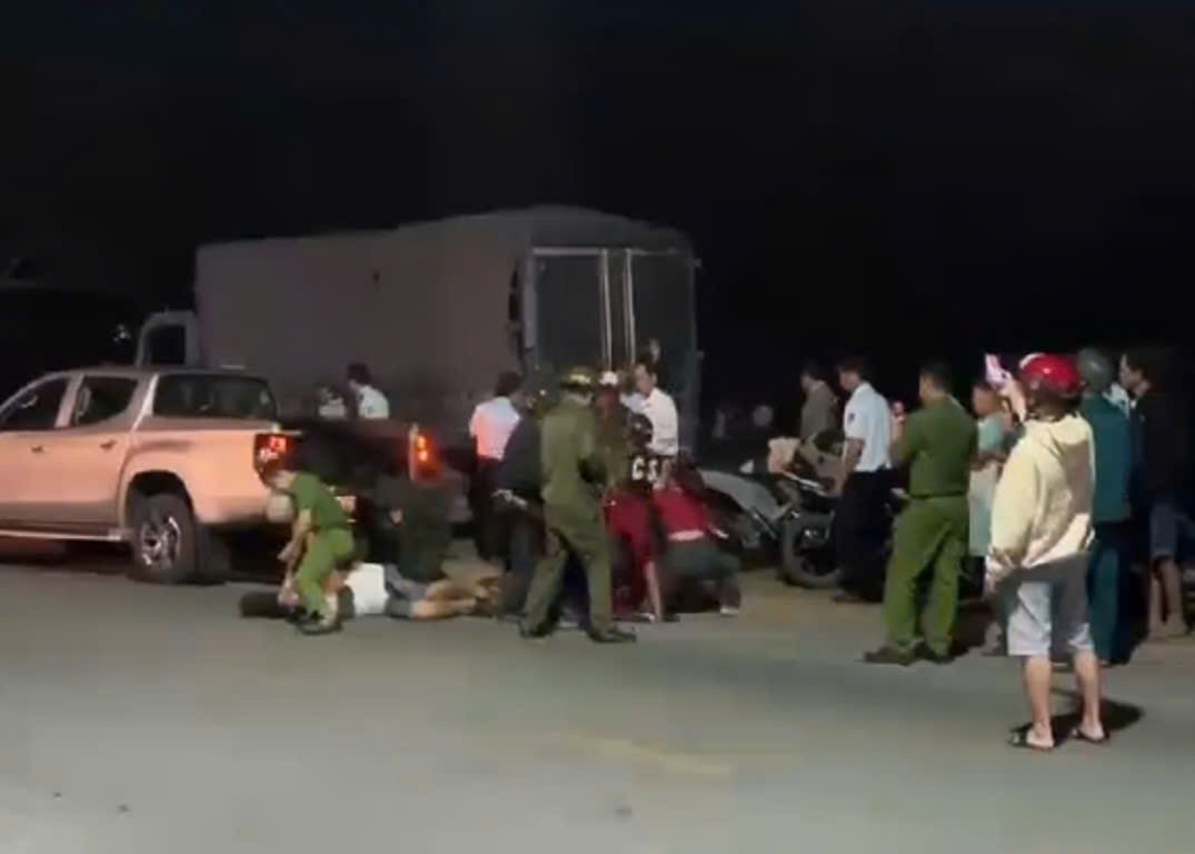 Lực lượng công an khống chế 5 đối tượng chống đối lực lượng kiểm tra. Ảnh cắt từ clip Lực lượng công an khống chế 5 đối tượng chống đối lực lượng kiểm tra. Ảnh cắt từ clip