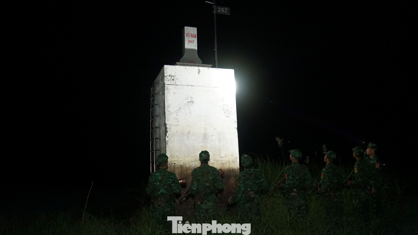 Chiến sĩ tuần tra, kiểm soát biên giới tại cột mốc 267 giáp Campuchia. Cột mốc được xây cao vượt lũ. Ảnh: Hòa Hội