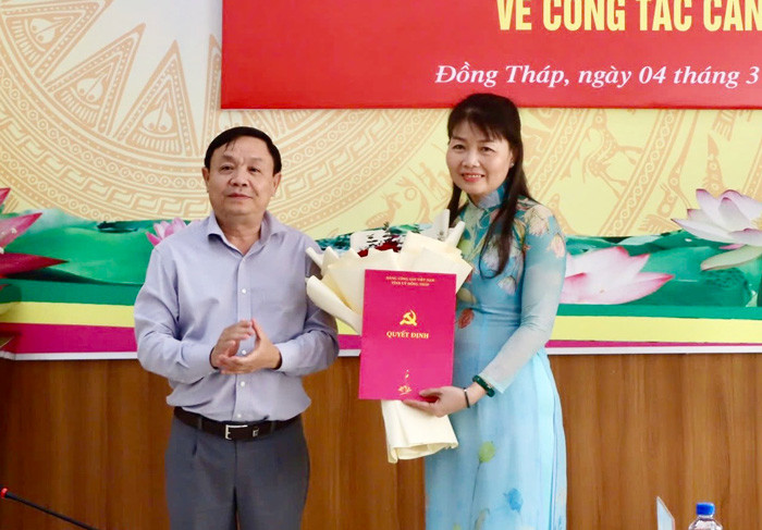 Ông Phan Văn Thắng trao quyết định cho tân Bí thư Huyện ủy Cao Lãnh - Phạm Thị Ngọc Đào. Ảnh: V. Tiến Ông Phan Văn Thắng trao quyết định cho tân Bí thư Huyện ủy Cao Lãnh - Phạm Thị Ngọc Đào. Ảnh: V. Tiến