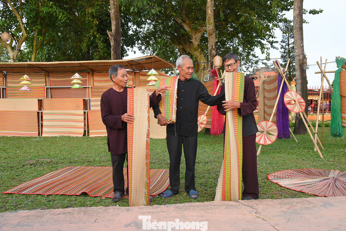 Các cụ trong xã trò chuyện về mua bán chiếu. Ảnh: Hòa Hội.