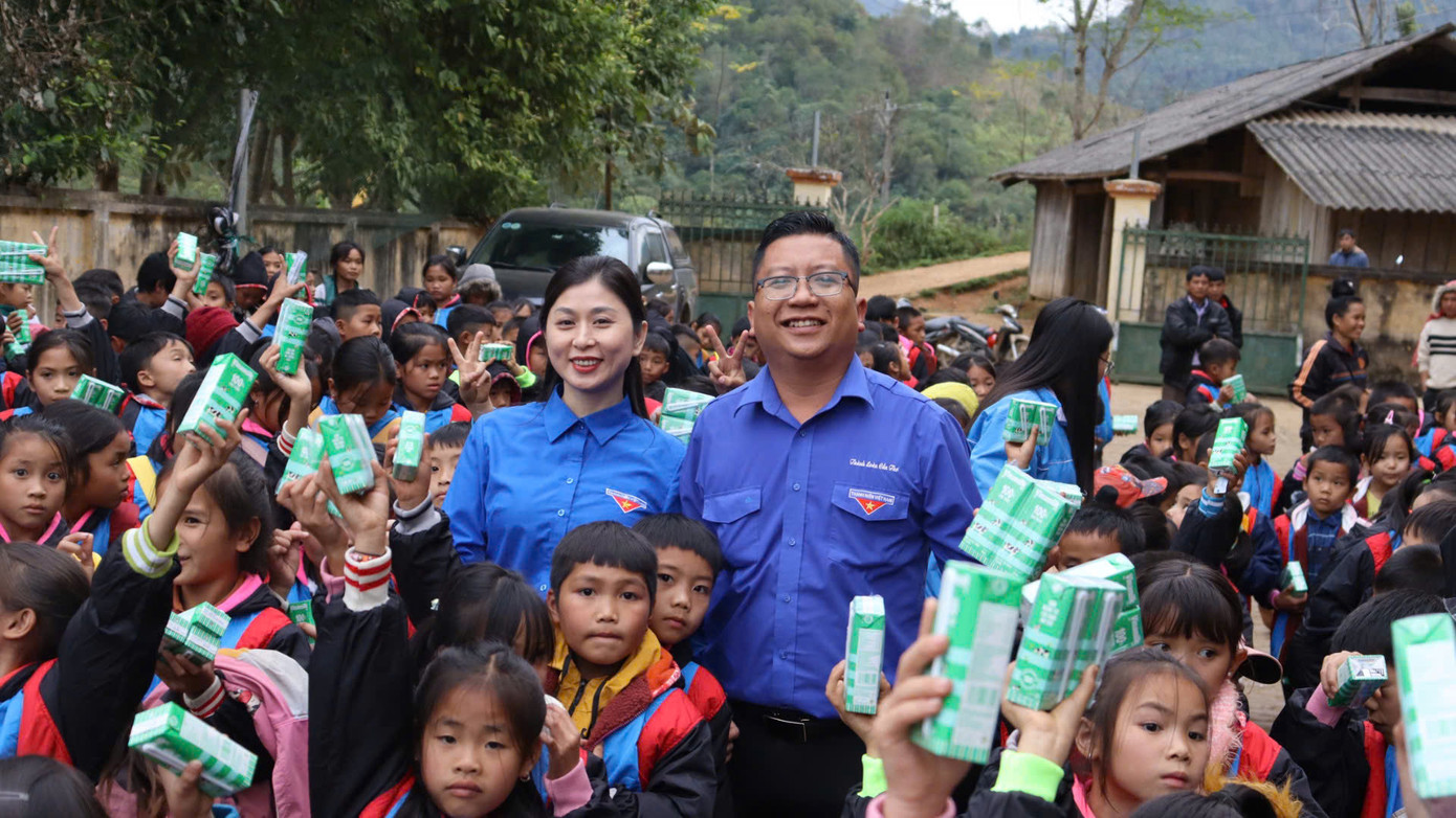 Tân Chủ tịch Hội Sinh viên TP Cần Thơ Trần Việt Tuấn tặng quà các em nhỏ vùng cao Sơn La. Tân Chủ tịch Hội Sinh viên TP Cần Thơ Trần Việt Tuấn tặng quà các em nhỏ vùng cao Sơn La.