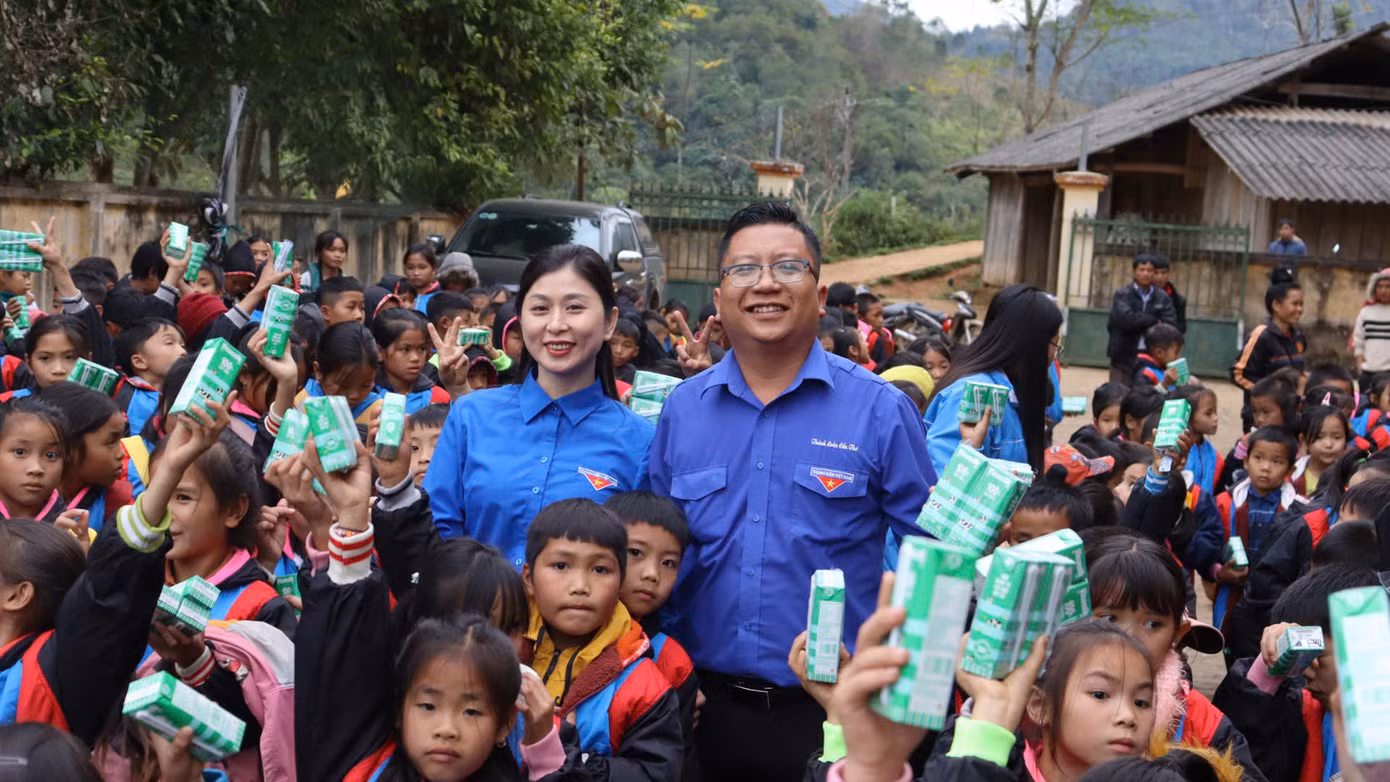 Tân Chủ tịch Hội Sinh viên TP Cần Thơ Trần Việt Tuấn tặng quà các em nhỏ vùng cao Sơn La.