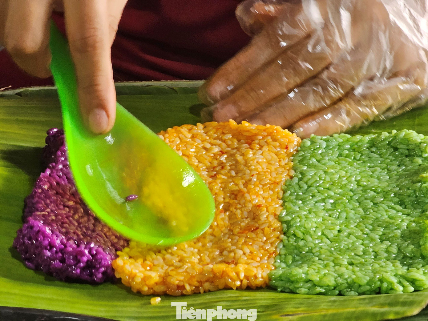 Hơn nửa thế kỷ trước, thừa hưởng được kỹ năng làm bánh, nấu xôi khéo léo từ mẹ và người chồng của mình, xôi lá cẩm cụ Trọng nức tiếng một thời ở chợ Bình Thủy. Ảnh: Hòa Hội.