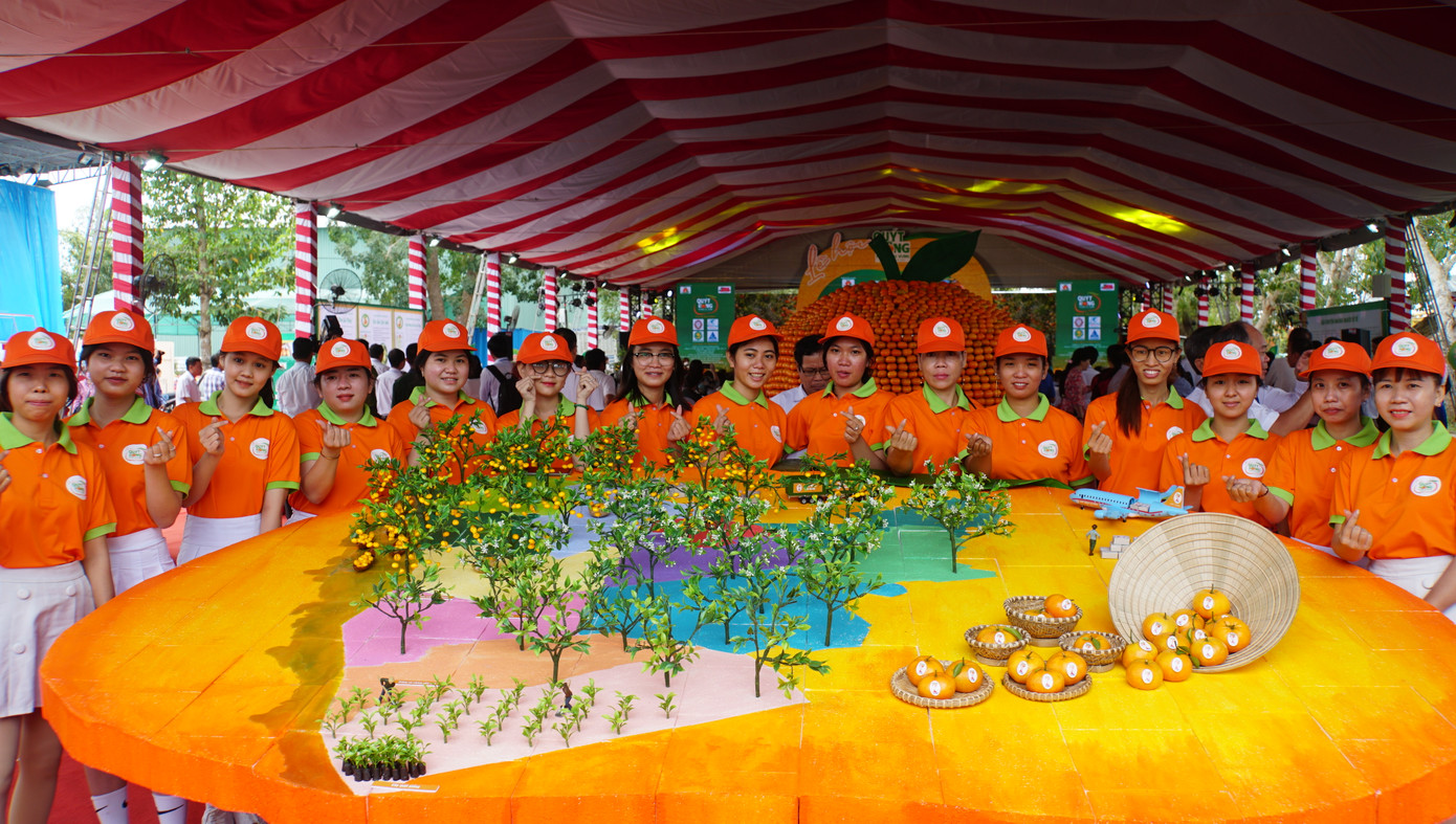 Sáng 5/1, tại huyện Lai Vung (Đồng Tháp), chính thức khai mạc Lễ hội Quýt hồng huyện Lai Vung lần thứ I - năm 2023 với chủ đề “Khát vọng vươn lên”. Ngày hội diễn ra từ ngày 5 – 8/1, do UBND huyện Lai Vung phối hợp báo Nông nghiệp Việt Nam tổ chức với nhiều hoạt động như: Hội thảo bảo tồn và phát huy tiềm năng, giá trị quýt hồng; hội thi cây quýt hồng đẹp, thi vườn quýt hồng kiểu mẫu, ẩm thực... Ngoài ra, tại ngày hội còn trưng bày mô hình Trái quýt hồng được kết từ 800kg quýt tươi với hơn 4.000 trái, chậu quýt... thu hút đông đảo khách tham quan, chụp ảnh. Ảnh: Hòa Hội