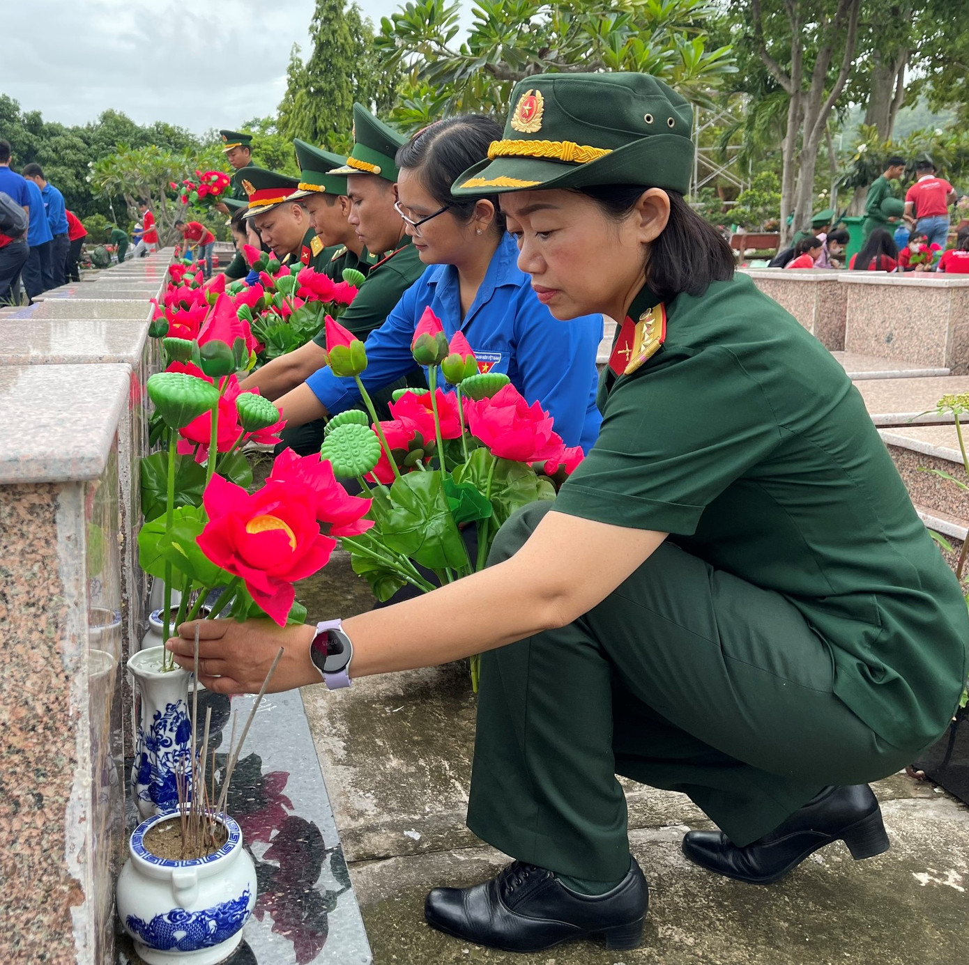 Tại các nghĩa trang liệt sĩ, đài tưởng niệm trên toàn tỉnh, Tỉnh Đoàn, Viettel An Giang đã thay mới 66 bình hoa và 15.110 đóa hoa sen tại các phần mộ (tổng trị giá trên 360 triệu đồng); tổ chức chỉnh trang, vệ sinh các ngôi mộ trong khuôn viên.
