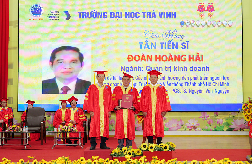 Tiến sĩ Đoàn Hoàng Hải nhận bằng tốt nghiệp.
