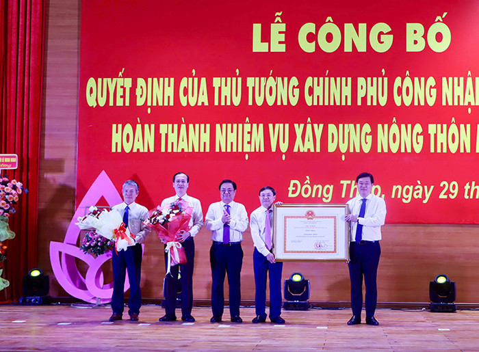 Phó Chủ tịch Quốc hội Lê Minh Hoan trao Quyết định của Thủ tướng công nhận tỉnh Đồng Tháp hoàn thành nhiệm vụ xây dựng nông thôn mới cho lãnh đạo tỉnh Đồng Tháp. Phó Chủ tịch Quốc hội Lê Minh Hoan trao Quyết định của Thủ tướng công nhận tỉnh Đồng Tháp hoàn thành nhiệm vụ xây dựng nông thôn mới cho lãnh đạo tỉnh Đồng Tháp.