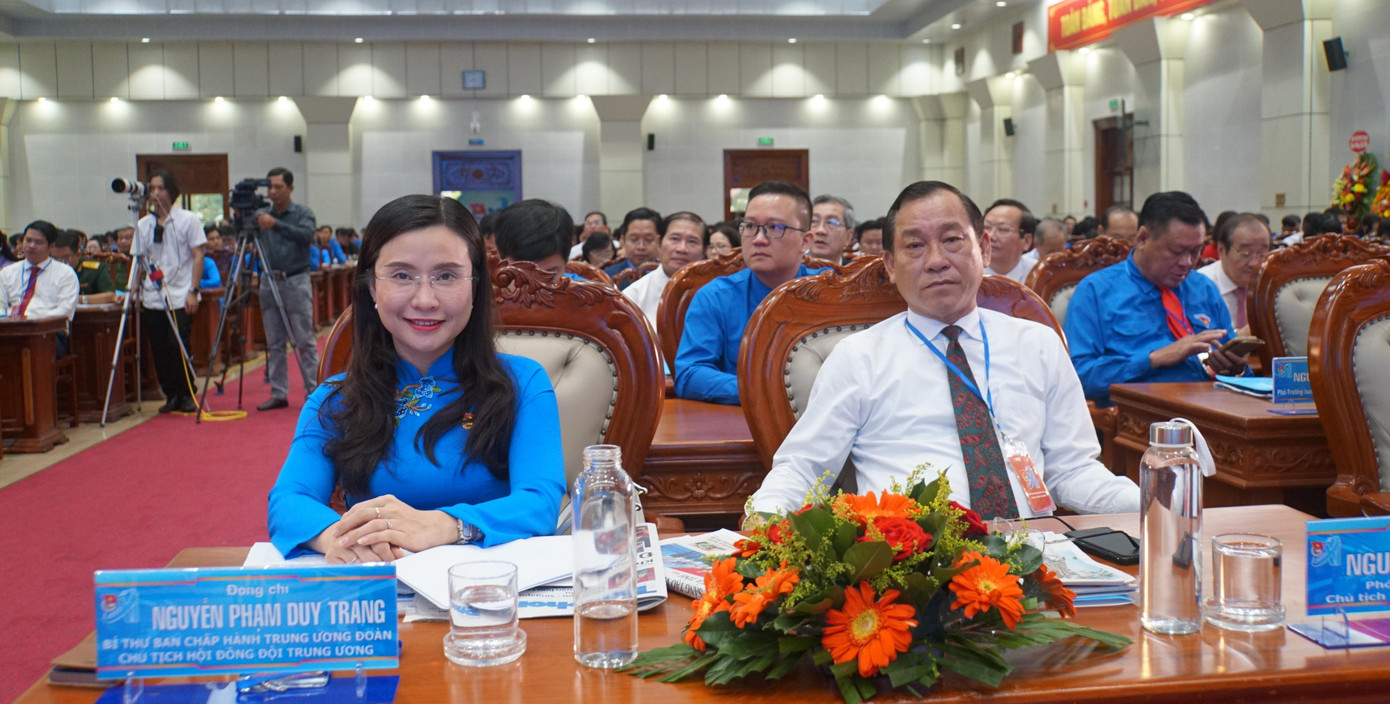 Chị Nguyễn Phạm Duy Trang, Bí thư Trung ương Đoàn, Chủ tịch Hội đồng Đội Trung ương và ông Nguyễn Văn Vĩnh, Phó Bí thư Tỉnh ủy, Chủ tịch UBND tỉnh Tiền Giang. Chị Nguyễn Phạm Duy Trang, Bí thư Trung ương Đoàn, Chủ tịch Hội đồng Đội Trung ương và ông Nguyễn Văn Vĩnh, Phó Bí thư Tỉnh ủy, Chủ tịch UBND tỉnh Tiền Giang.