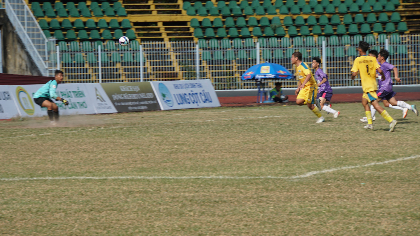 Trường ĐH Cần Thơ thi đấu đội Trường đại học Cửu Long.