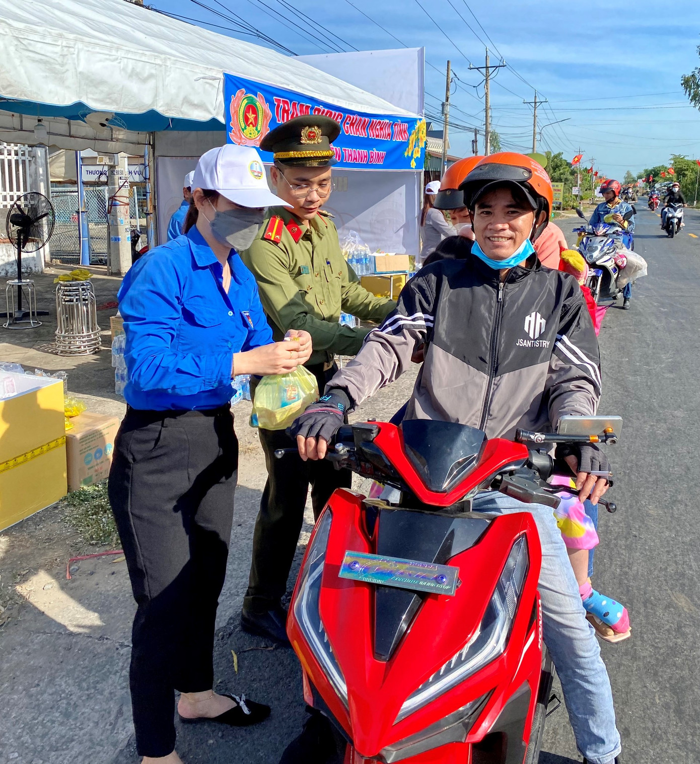 Tại huyện Thanh Bình (Đồng Tháp), trạm dừng chân nghĩa được đặt trên tuyến N2, xã Tân Phú. Tại đây, các cán bộ, chiến sỹ và đoàn viên thanh niên tổ chức phát khăn lạnh, nước uống, cơm hộp.. miễn phí cho người dân về quê đón Tết. Tại huyện Thanh Bình (Đồng Tháp), trạm dừng chân nghĩa được đặt trên tuyến N2, xã Tân Phú. Tại đây, các cán bộ, chiến sỹ và đoàn viên thanh niên tổ chức phát khăn lạnh, nước uống, cơm hộp.. miễn phí cho người dân về quê đón Tết.