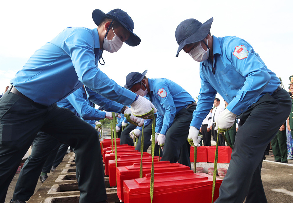 Thực hiện nghi thức an táng hài cốt liệt sĩ tại nghĩa trang liệt sĩ Dốc Bà Đắc. Ảnh: Gia Khánh. Thực hiện nghi thức an táng hài cốt liệt sĩ tại nghĩa trang liệt sĩ Dốc Bà Đắc. Ảnh: Gia Khánh.
