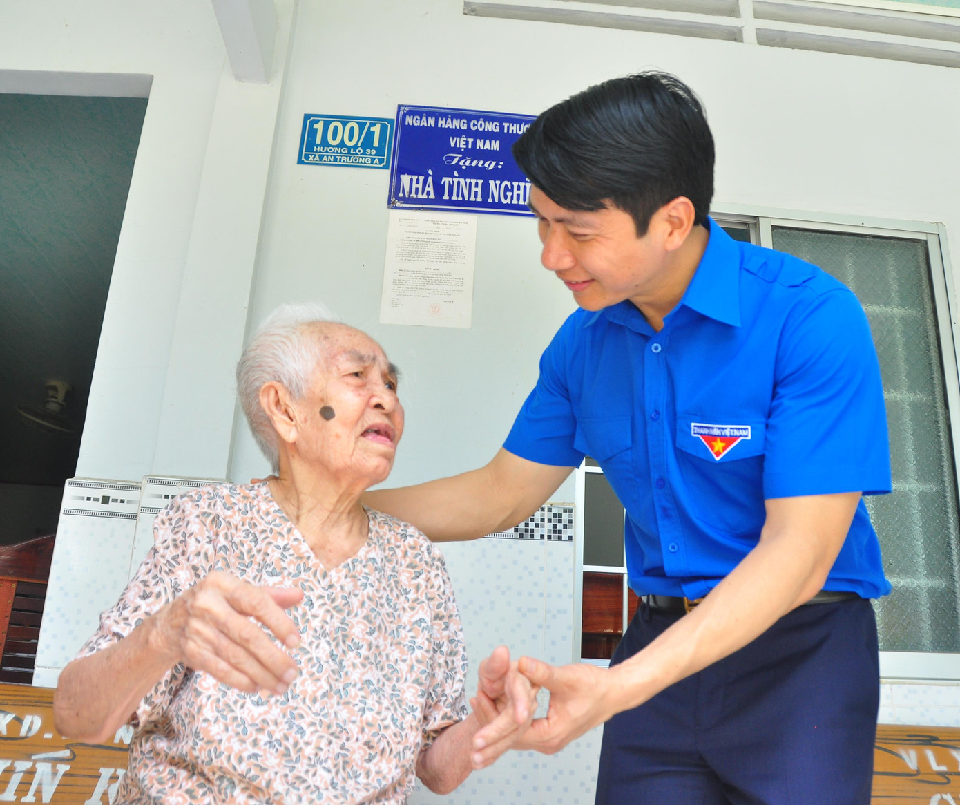 Anh Nguyễn Ngọc Lương, Bí thư Trung ương Đoàn chúc các Bác, cô, chú gia đình có công cách mạng sức khỏe, niềm vui và hạnh phúc nhân dịp kỷ niệm 46 năm giải phóng miền Nam thống nhất đất nước; đồng thời, chúc mừng Đảng bộ, chính quyền và bà con nhân dân huyện Càng Long được công nhận chuẩn nông thôn mới.