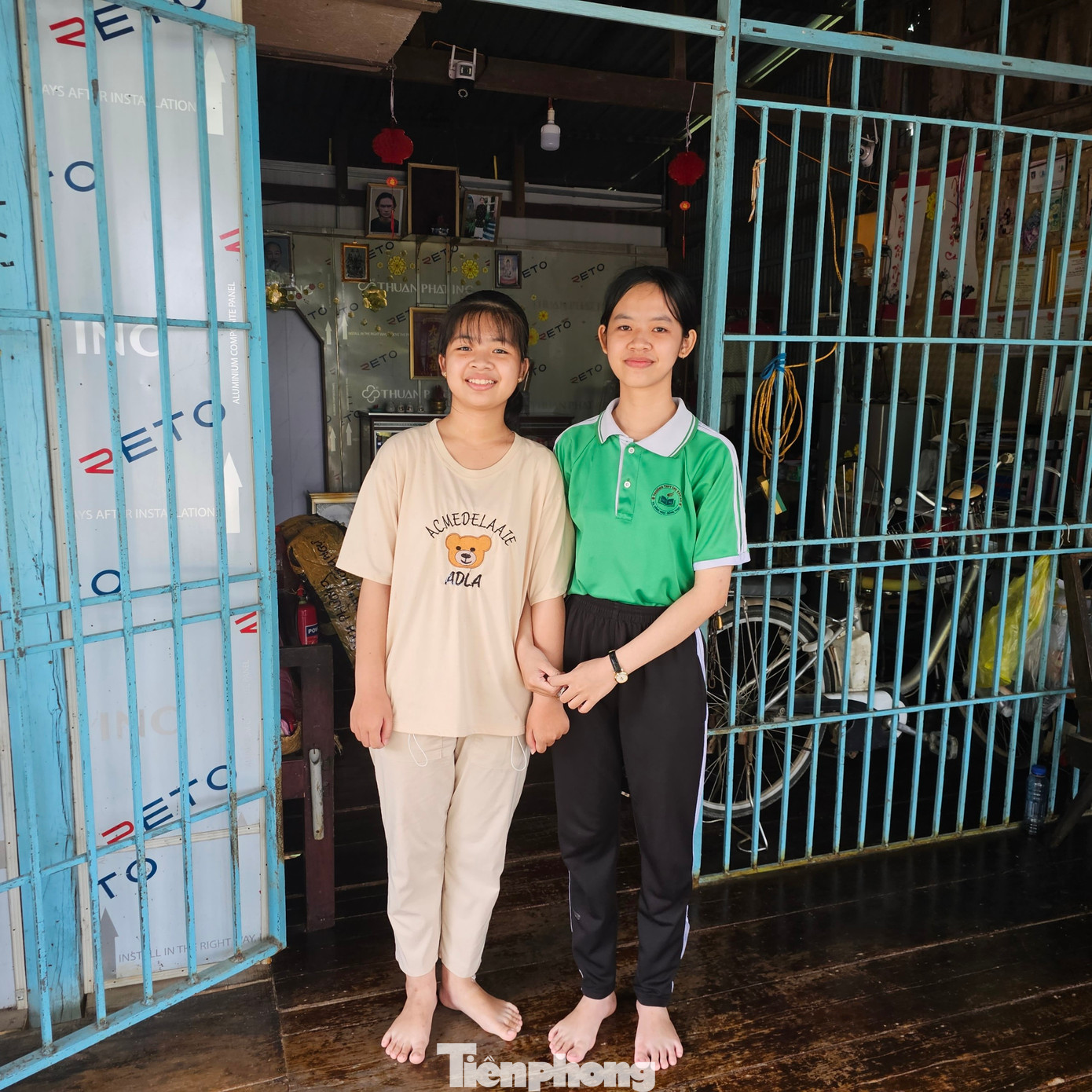 Nhà Như nằm sâu trong con đường nhỏ, ngoằn nghèo ở vùng biên, cách biên giới Campuchia khoảng 5km (Ấp Bình Hưng, xã Bình Thạnh, TP Hồng Ngự, tỉnh Đồng Tháp). Như là chị cả trong gia đình 2 chị em, em gái đang học lớp 8. Ảnh: Hòa Hội Nhà Như nằm sâu trong con đường nhỏ, ngoằn nghèo ở vùng biên, cách biên giới Campuchia khoảng 5km (Ấp Bình Hưng, xã Bình Thạnh, TP Hồng Ngự, tỉnh Đồng Tháp). Như là chị cả trong gia đình 2 chị em, em gái đang học lớp 8. Ảnh: Hòa Hội