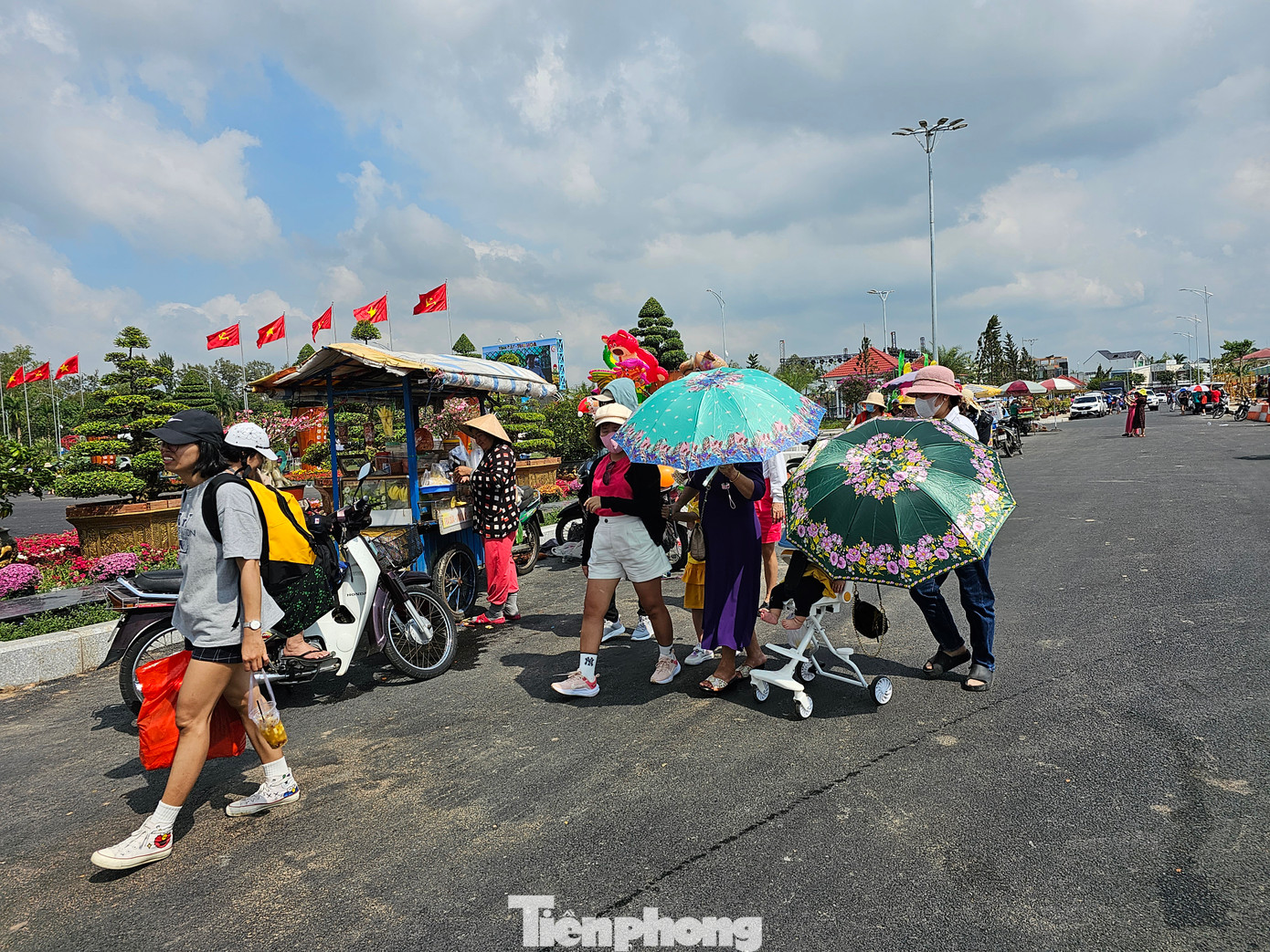 Hôm nay cũng bước vào kỳ nghỉ Tết Dương lịch nên nhiều người đã tranh thủ đến tham quan Festival. Ảnh: Hòa Hội