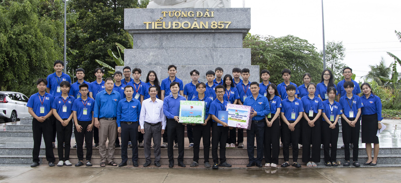 Bí thư Trung ương Đoàn Nguyễn Minh Triết tặng quà cho sinh viên tình nguyện trường ĐH Công nghiệp TP.HCM tại Vĩnh Long. Bí thư Trung ương Đoàn Nguyễn Minh Triết tặng quà cho sinh viên tình nguyện trường ĐH Công nghiệp TP.HCM tại Vĩnh Long.