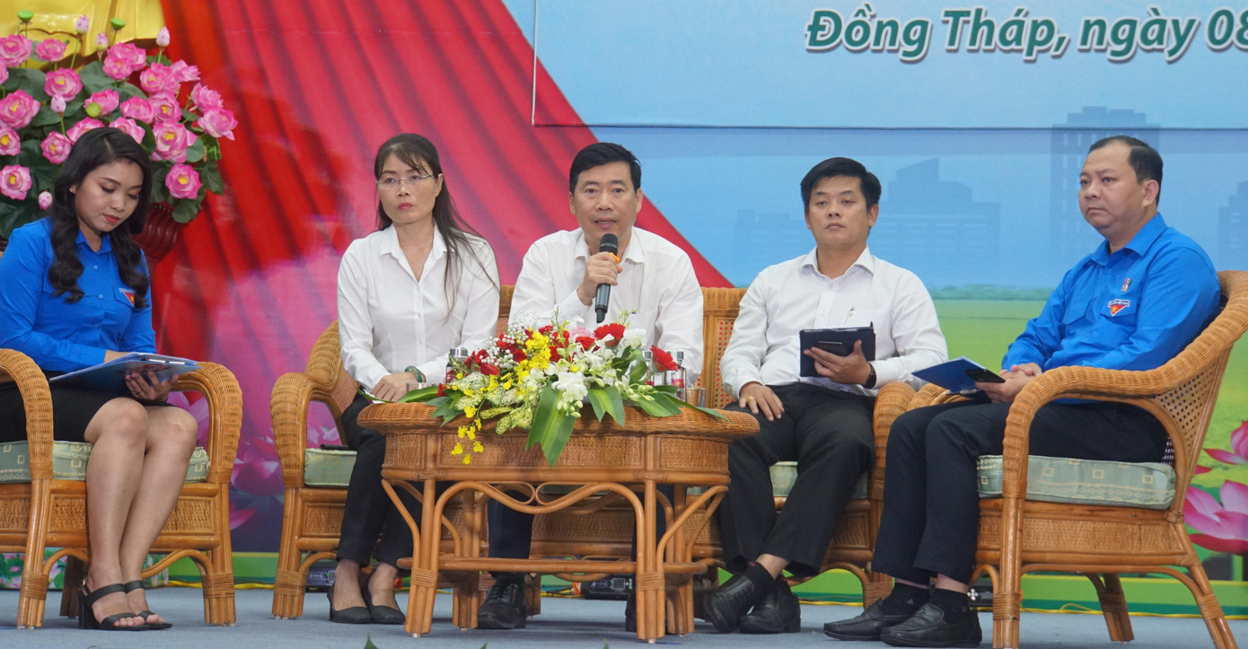 Chủ tịch UBND tỉnh Đồng Tháp Phạm Thiện Nghĩa trả lời đại biểu. - Ảnh: Hòa Hội Chủ tịch UBND tỉnh Đồng Tháp Phạm Thiện Nghĩa trả lời đại biểu. - Ảnh: Hòa Hội