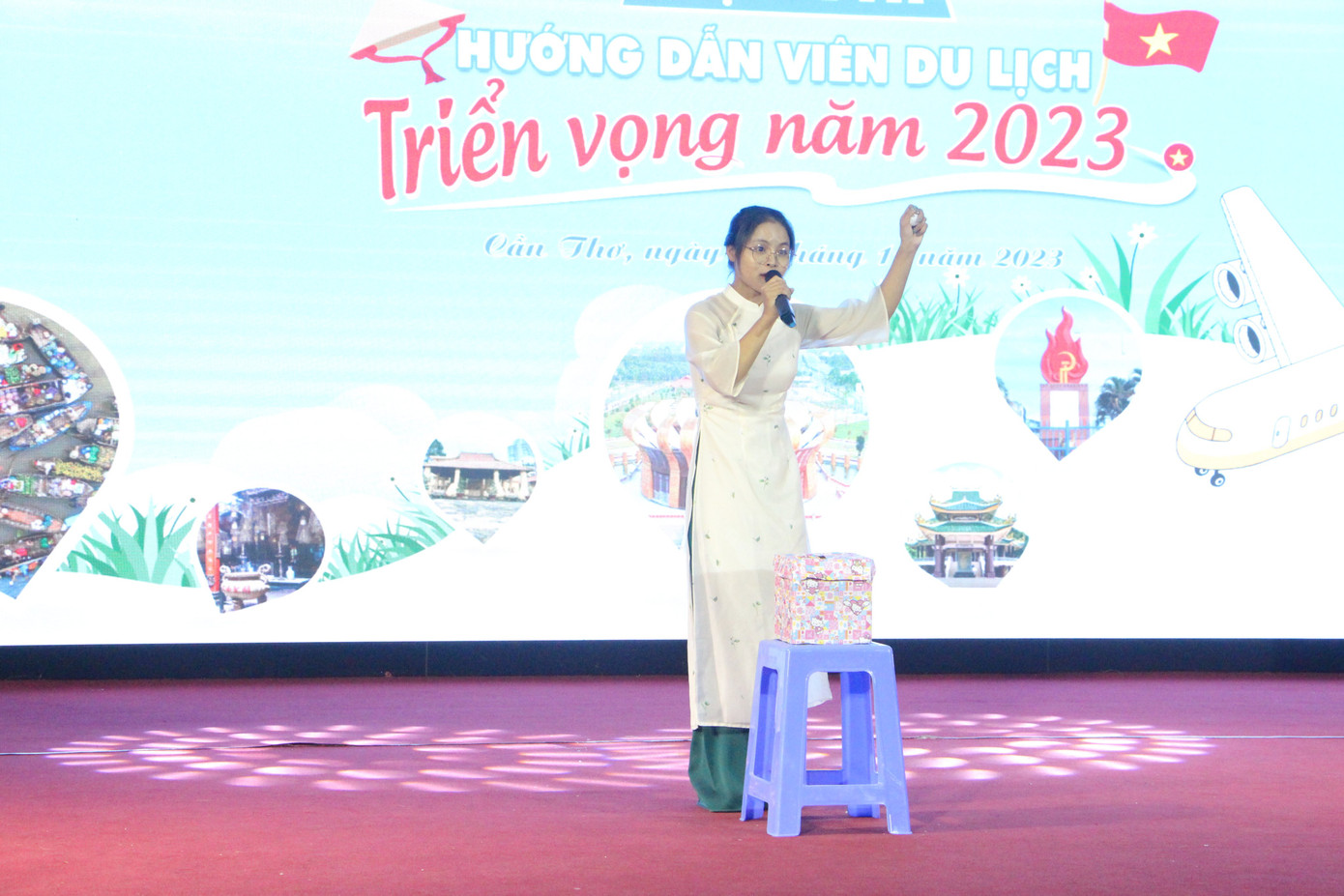 Thí sinh trình bày phần thi của mình. Thí sinh trình bày phần thi của mình.