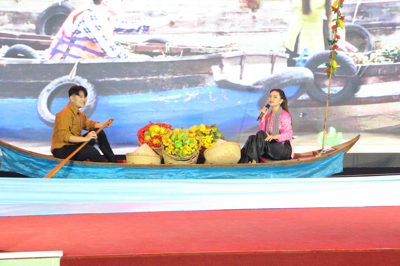 Thí sinh trình bày phần thi của mình. Thí sinh trình bày phần thi của mình.