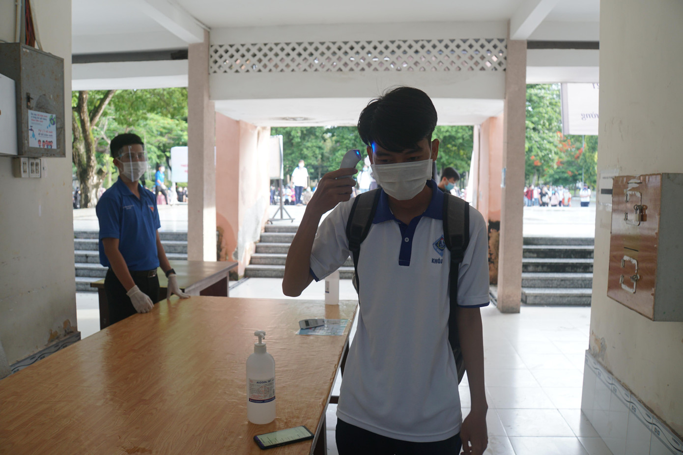 Sinh viên tự đo thân nhiệt Sinh viên tự đo thân nhiệt