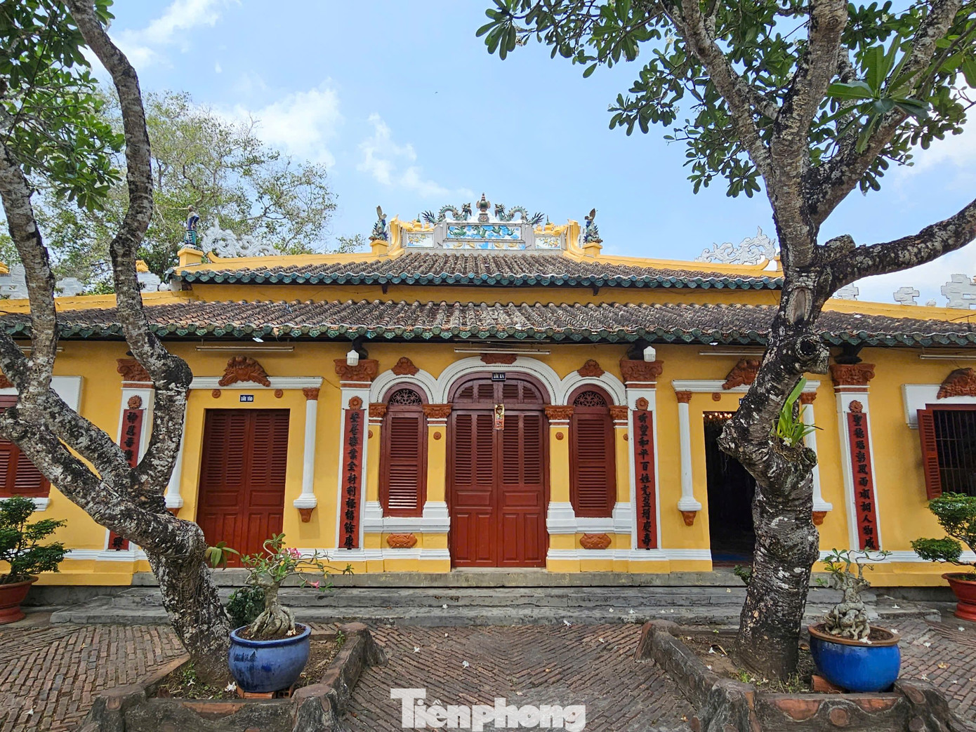 Đình Bình Thủy được dựng vào năm 1844, khi đó bằng tranh tre. Tới thời vua Tự Đức được tu bổ, nâng cấp thành kiên cố với kiến trúc như ngày nay. Đình nổi bật với kiến trúc Nam Bộ, xây theo hình chữ nhất (-), mặt hướng phía Đông, nhìn ra rạch Bình Thủy. Ảnh: Hòa Hội.