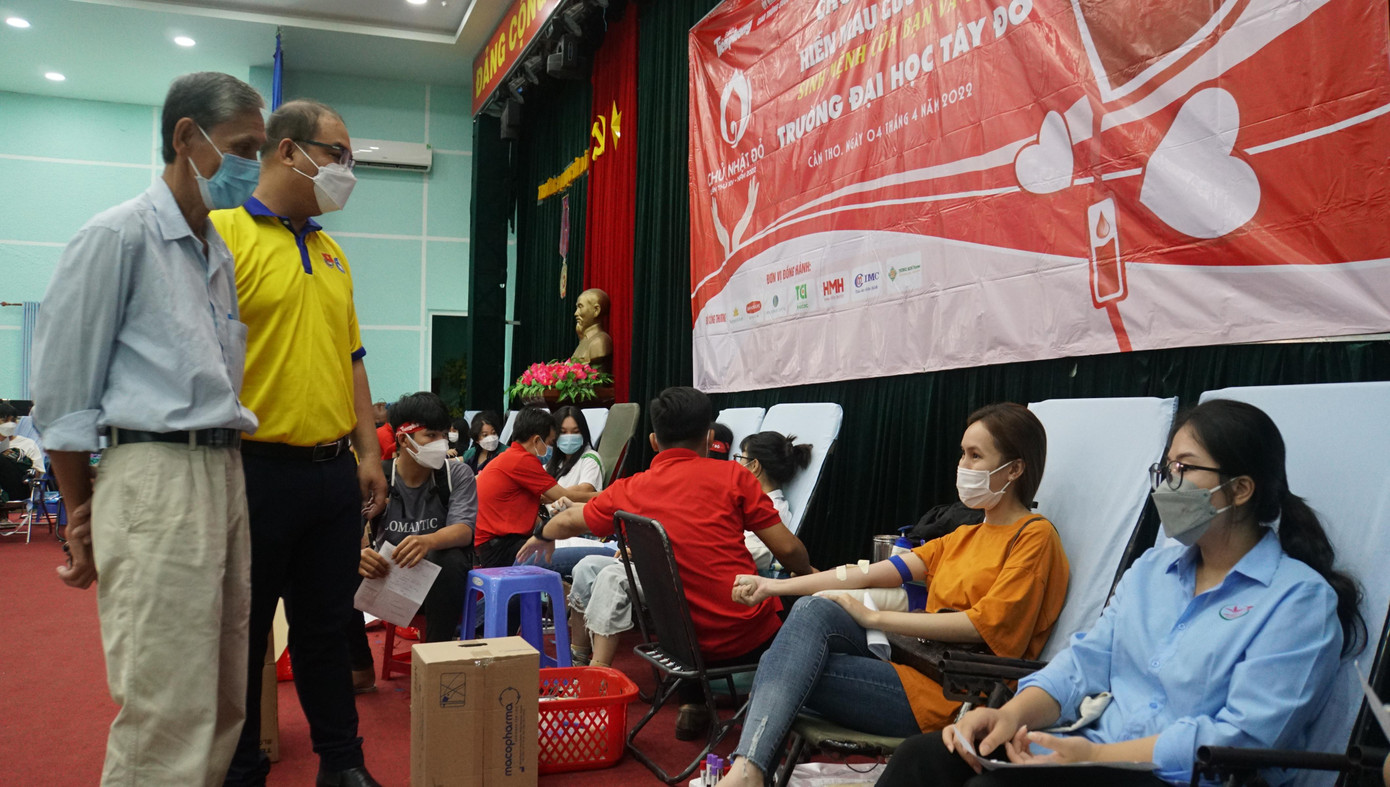 Anh Lâm Văn Tiền (áo vàng) cùng lãnh đạo nhà trường thăm hỏi sinh viên hiến máu Anh Lâm Văn Tiền (áo vàng) cùng lãnh đạo nhà trường thăm hỏi sinh viên hiến máu