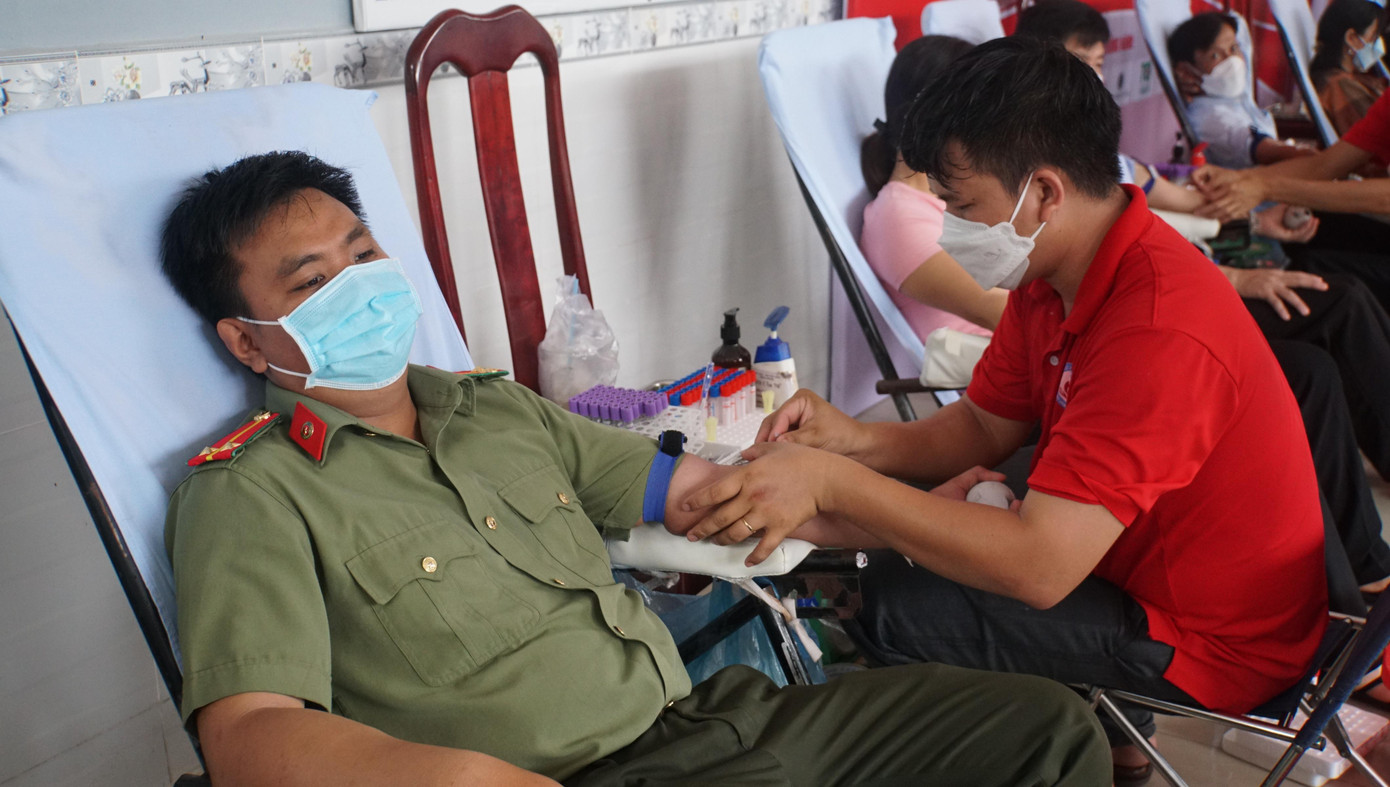 Chiến sỹ công an tham gia hiến máu tại Chủ nhật Đỏ