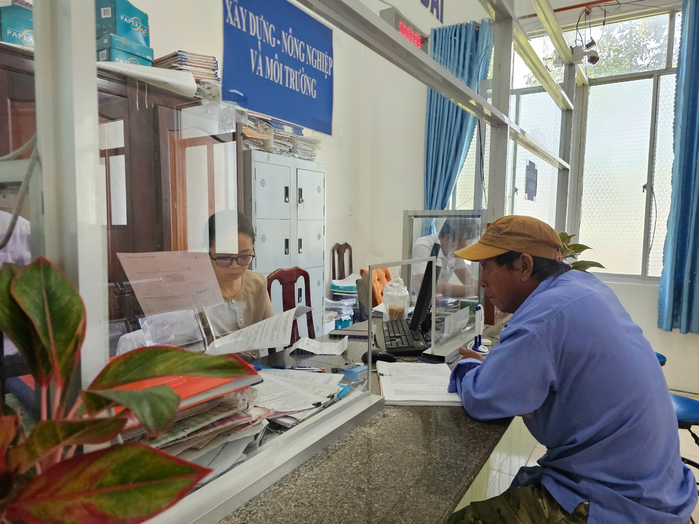 Nhờ sự tham gia kịp thời và nhiệt tình của thanh niên tình nguyện, quá trình xử lý thủ tục của người dân được rút ngắn, hạn chế tình trạng ùn ứ, giúp bộ máy chính quyền mới vận hành ổn định, hiệu quả hơn. Trong ảnh, người dân làm thủ tục tại Trung tâm hành chính công cấp xã. Ảnh: Hòa Hội