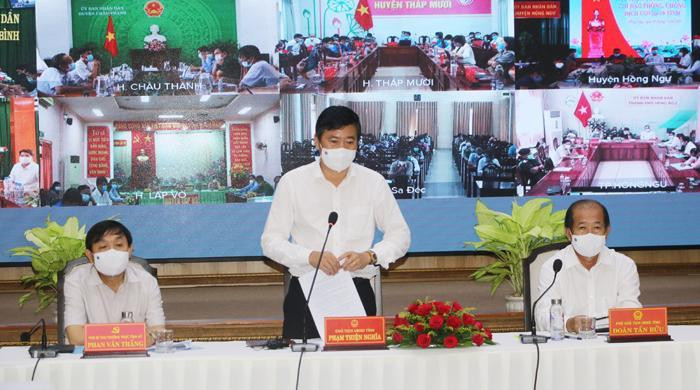 Ông Phạm Thiện Nghĩa, Chủ tịch UBND tỉnh Đồng Tháp chỉ đạo tại cuộc họp