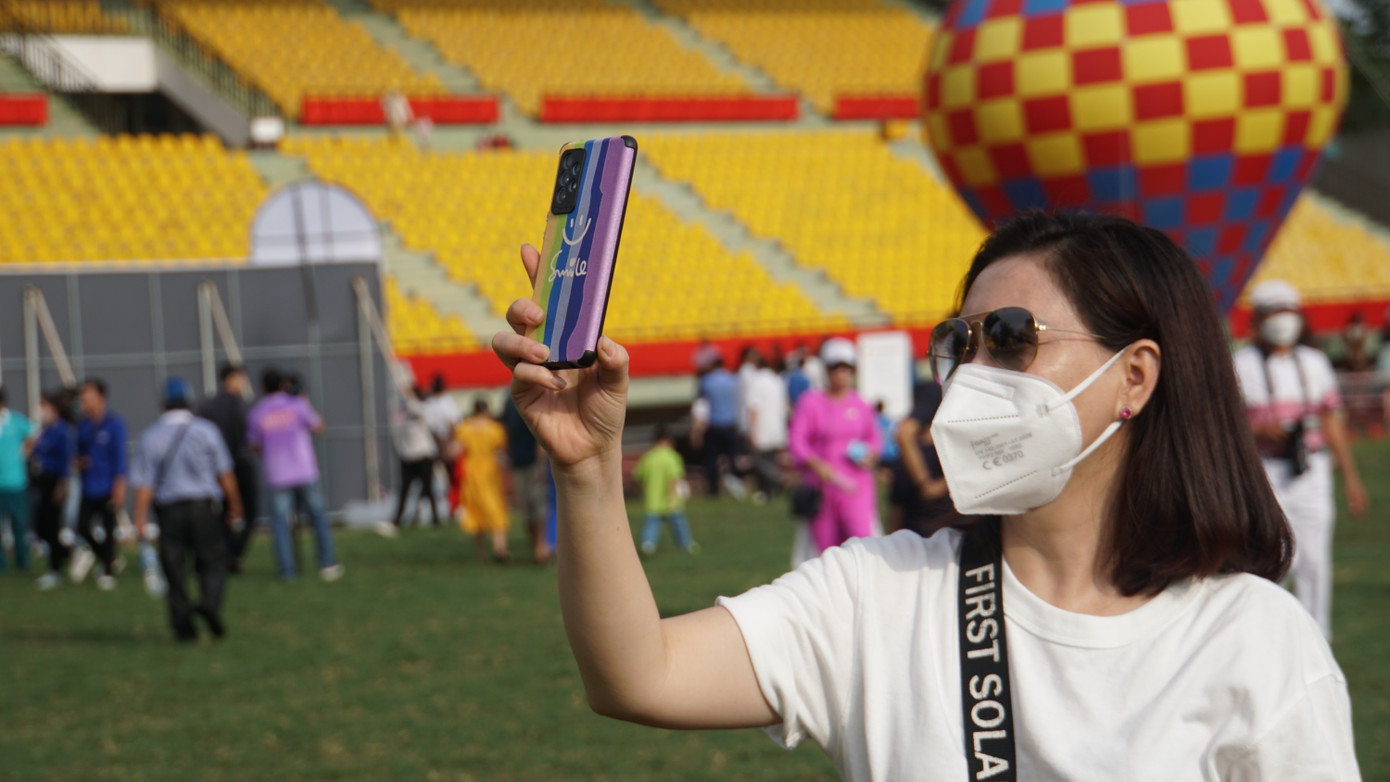 Người dân quay lại cảnh khinh khí cầu bay trên cao. Ảnh: An Bình.