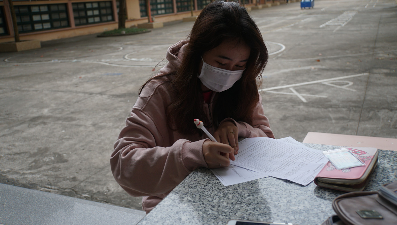 Sinh viên đăng ký tham gia hiến máu tình nguyện.