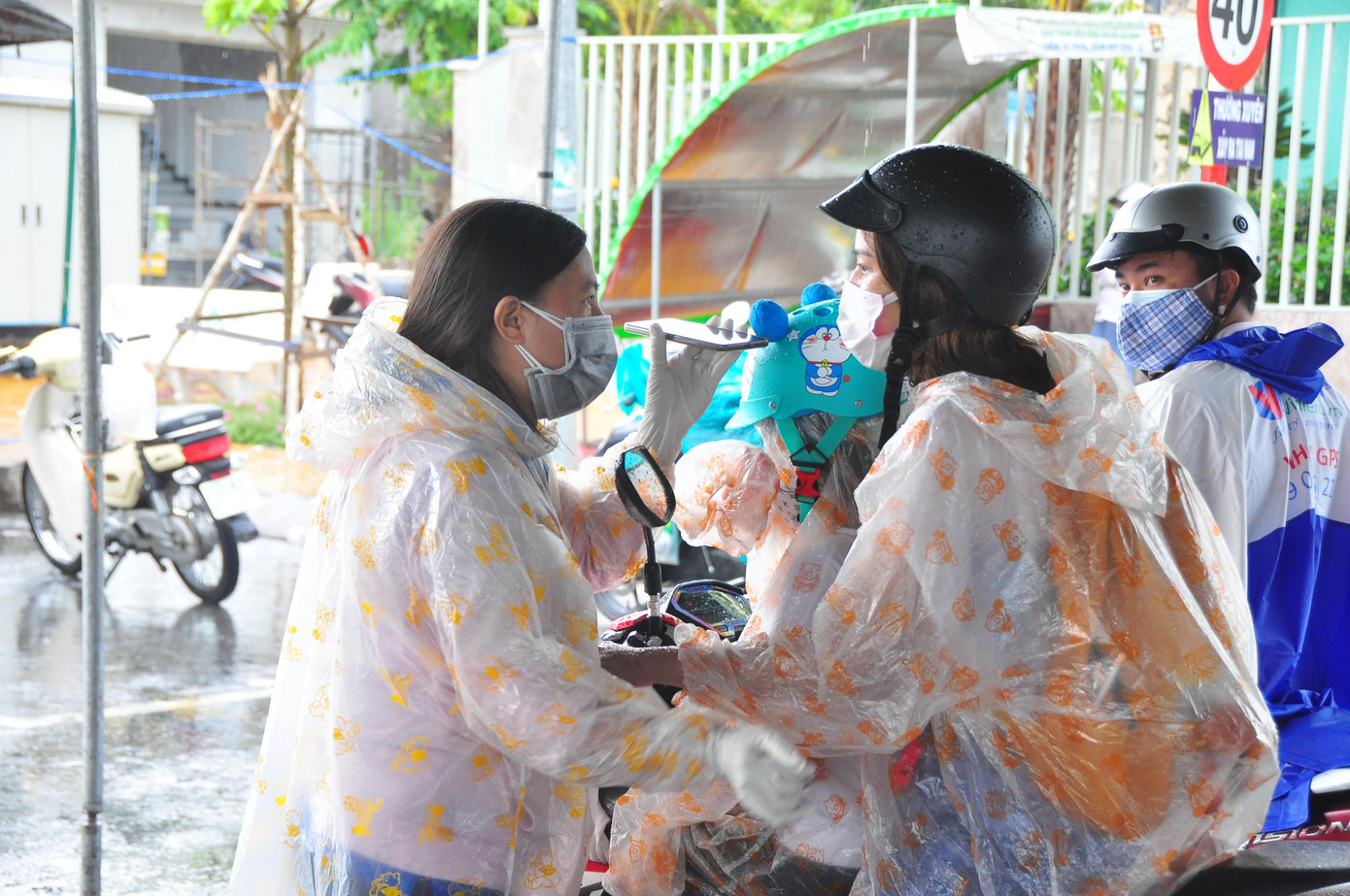 Tình nguyện viên ghi âm phỏng vấn người dân