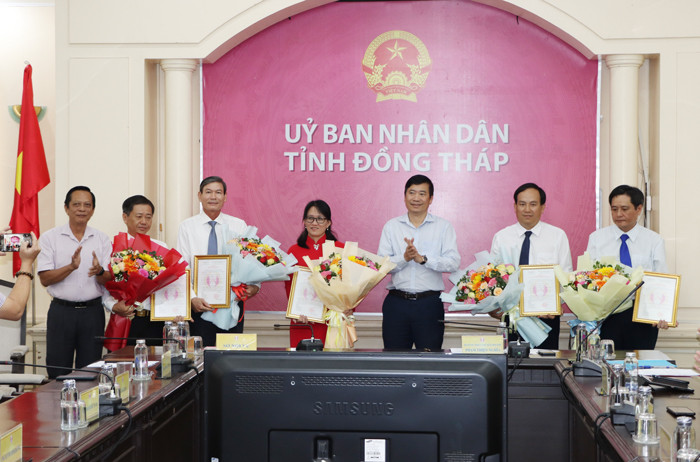 Chủ tịch UBND tỉnh Đồng Tháp Phạm Thiện Nghĩa (thứ 5 từ trái sang) trao quyết định cho cán bộ lãnh đạo các sở. Ảnh: Ánh Nguyệt