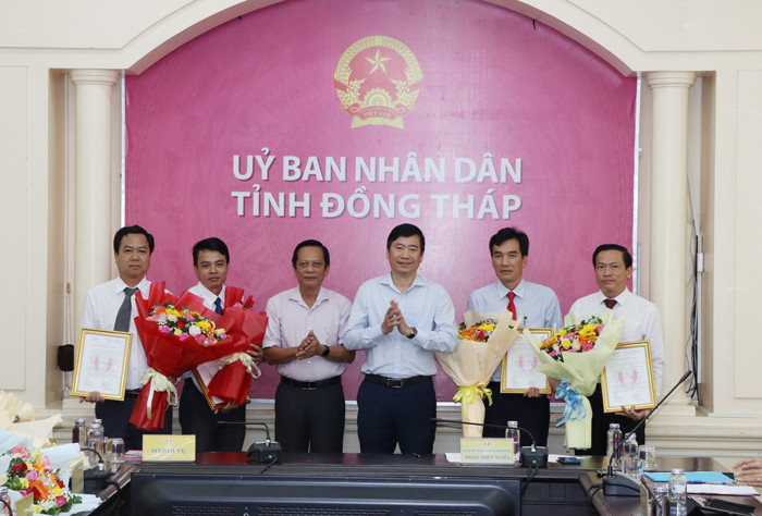 Cán bộ lãnh đạo thuộc ngành tỉnh Đồng Tháp nhận quyết định và hoa chúc mừng.