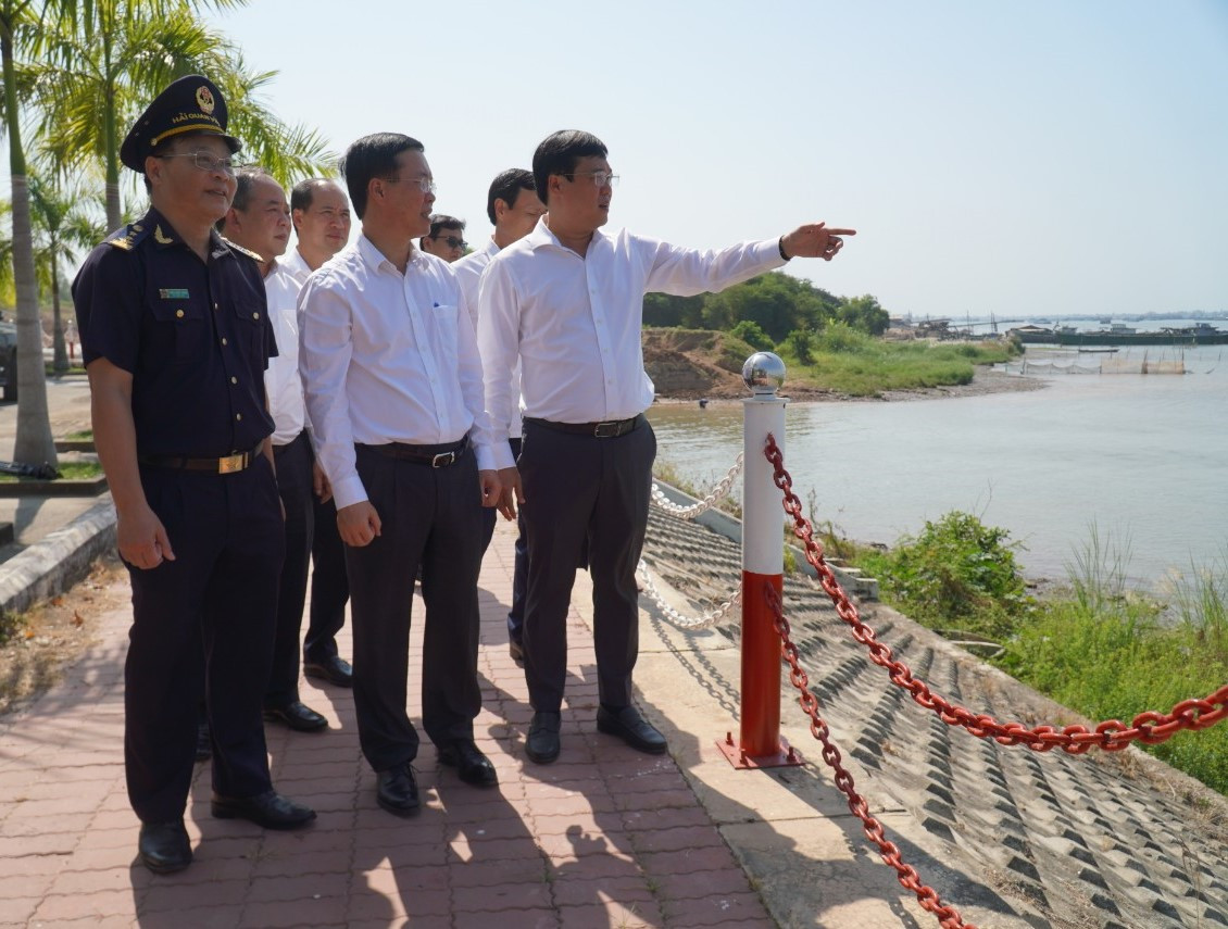 Chủ tịch nước nghe thông tin tình hình thực hiện nhiệm vụ của hải quan Đồng Tháp trên tuyến biên giới. Chủ tịch nước nghe thông tin tình hình thực hiện nhiệm vụ của hải quan Đồng Tháp trên tuyến biên giới.