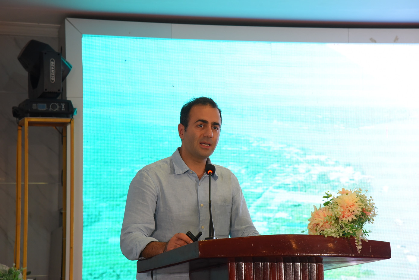 TS. Sepehr Eslami, Trưởng nhóm tư vấn Liên doanh Deltares (Hà Lan) phát biểu tại hội nghị. Ảnh: Hòa Hội.