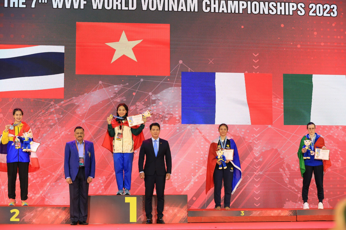 Chia sẻ về điều này, Ngân bộc bạch: “Khi thi đấu quốc tế, đặc biệt là khoác lên mình lá cờ Tổ quốc là niềm vinh hạnh, cũng là trách nhiệm lớn lao, do đó em thi đấu quyết tâm và nỗ lực hết mình để mang vinh quang về cho đất nước”.