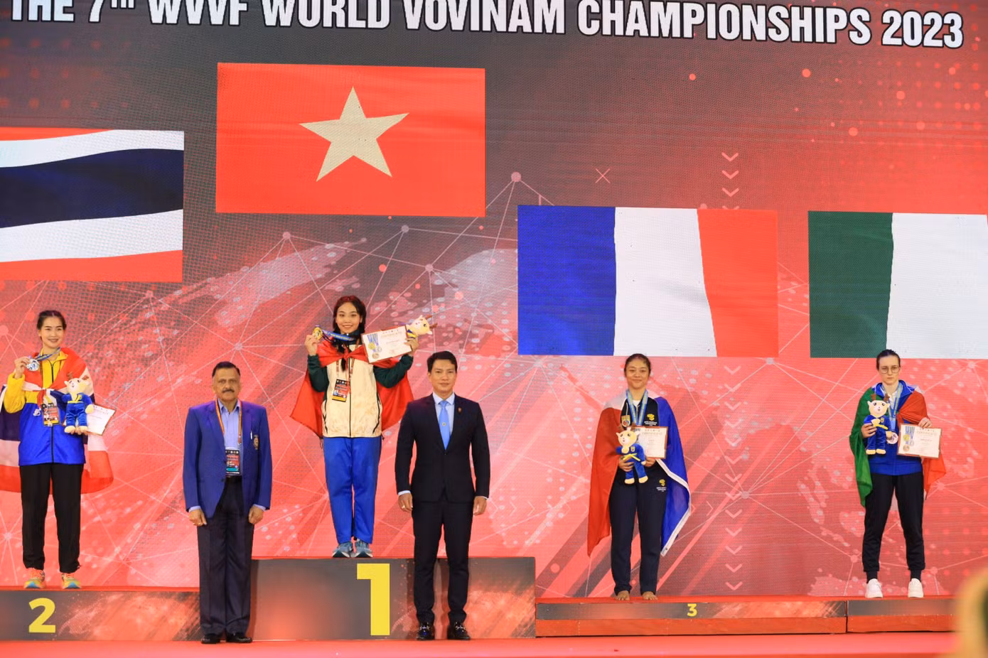Chia sẻ về điều này, Ngân bộc bạch: “Khi thi đấu quốc tế, đặc biệt là khoác lên mình lá cờ Tổ quốc là niềm vinh hạnh, cũng là trách nhiệm lớn lao, do đó em thi đấu quyết tâm và nỗ lực hết mình để mang vinh quang về cho đất nước”.