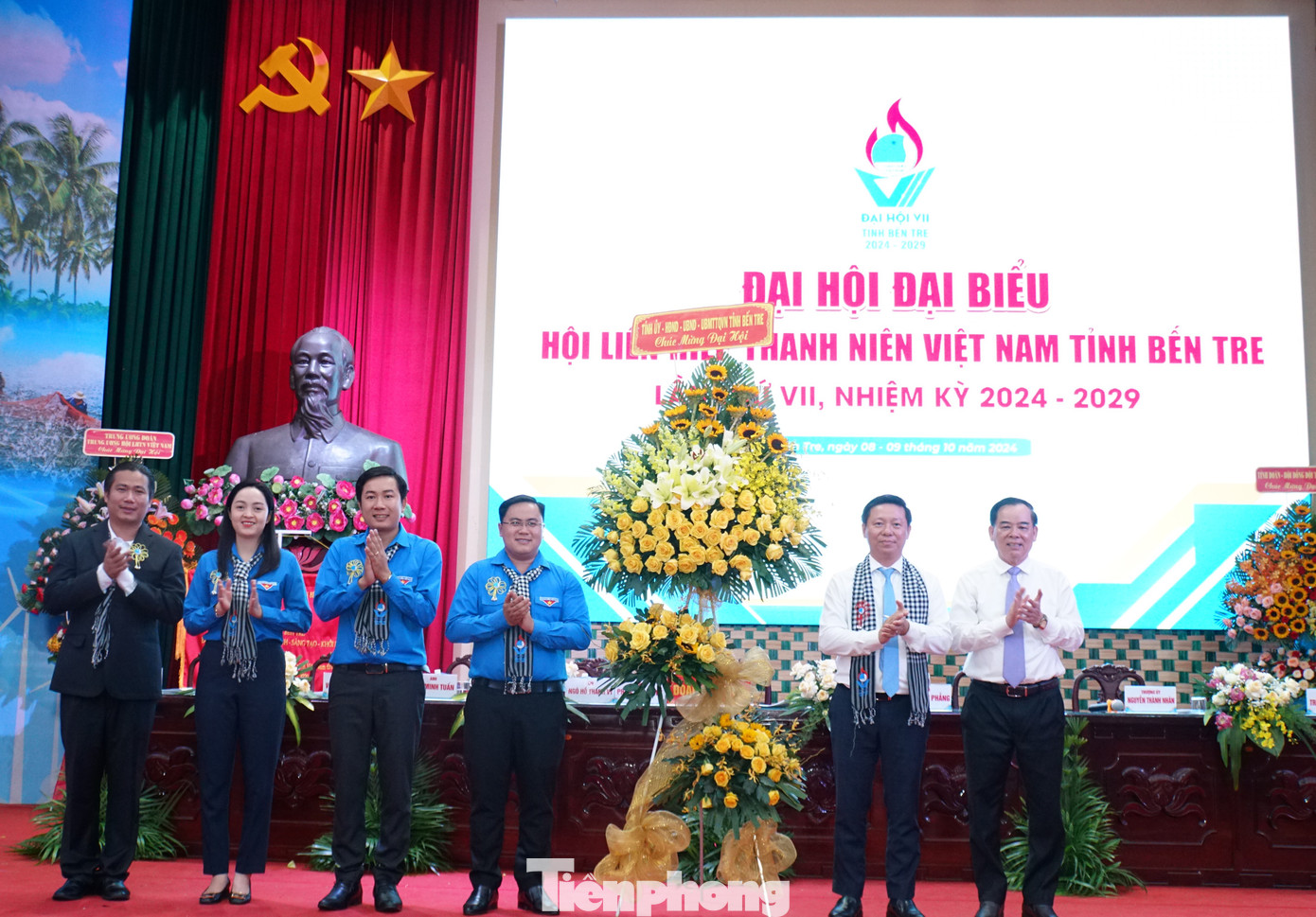 Lãnh đạo tỉnh Bến Tre tặng hoa chúc mừng đại hội. Ảnh: Hòa Hội