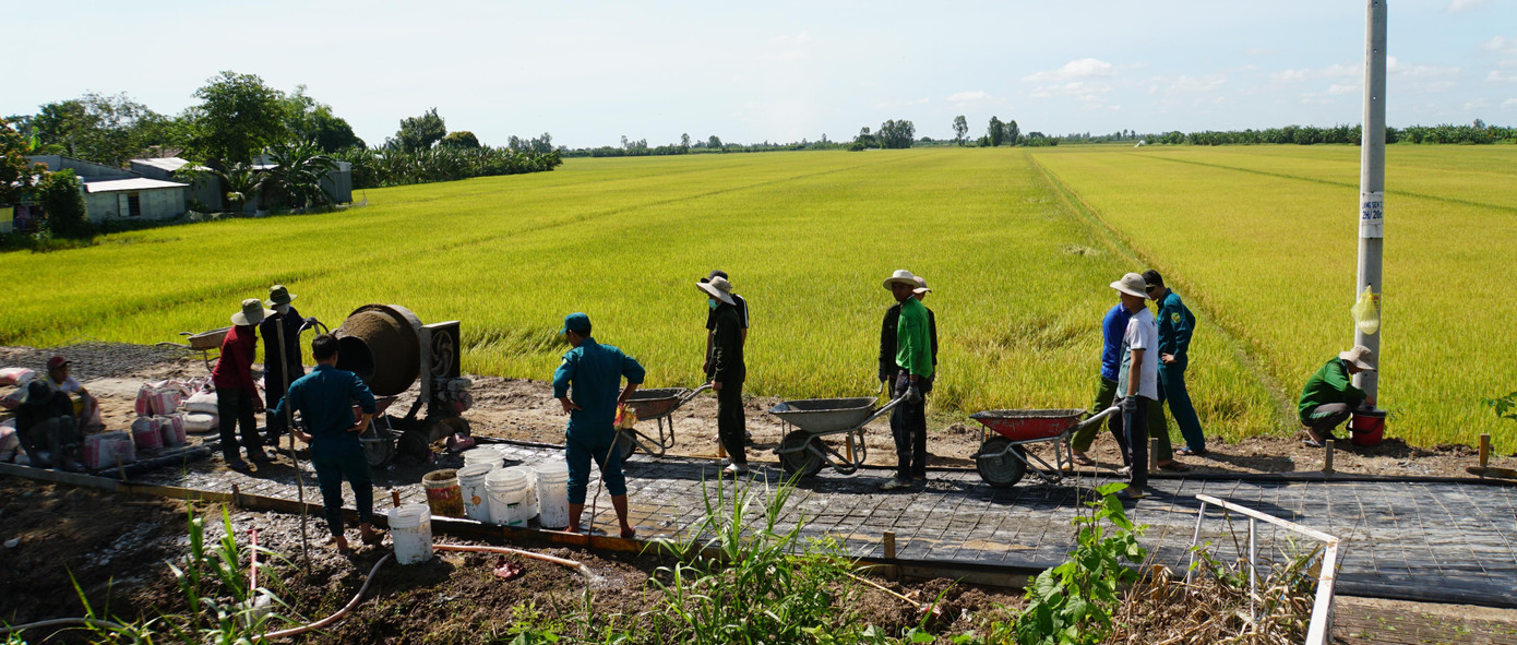 Trung úy Nguyễn Thanh Thái - Phó Bí thư Đoàn Thanh niên Công an thành phố Cần Thơ cho biết, những công trình, phần việc của tuổi trẻ công an thành phố sẽ đóng góp trực tiếp vào những nhiệm vụ phát triển kinh tế, xã hội của địa phương; đồng thời giúp cho chính quyền và nhân dân địa phương sớm hoàn thành chỉ tiêu xây dựng nông thôn mới. Qua đó thể hiện được trách nhiệm của tuổi trẻ công an thành phố đối với cộng đồng và xã hội. - Ảnh: Hòa Hội