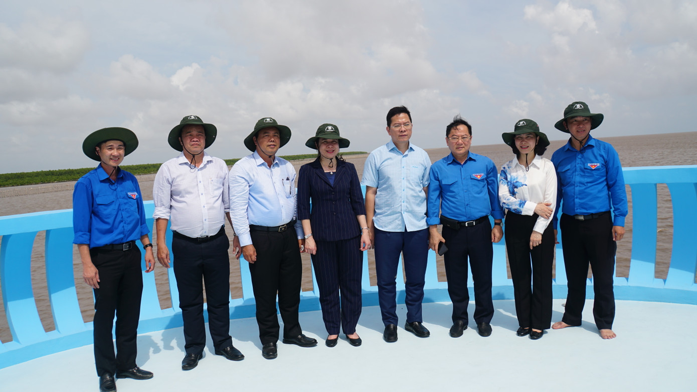 Phó Chủ tịch nước Võ Thị Ánh Xuân chụp ảnh lưu niệm cùng lãnh đạo tỉnh Cà Mau và các đại biểu.